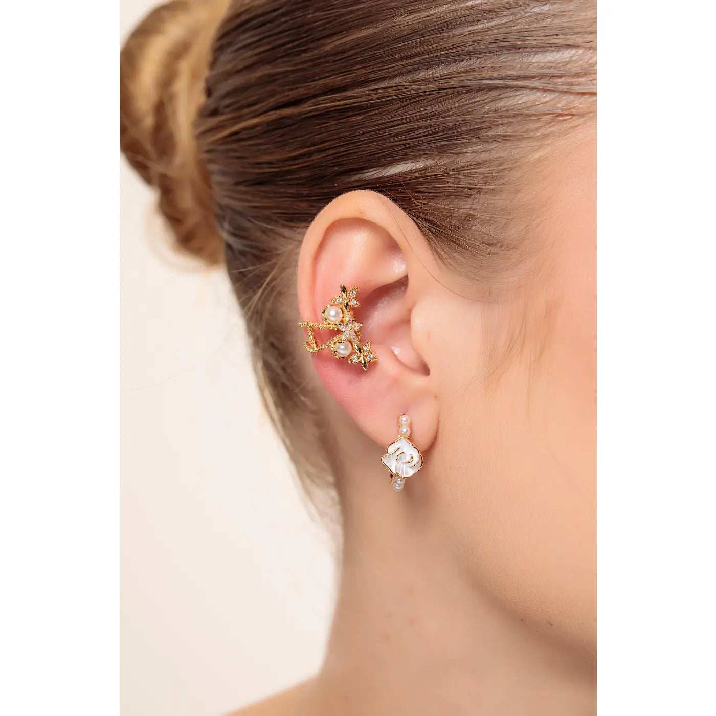 Brinco Argola Rosa Esmaltada White com Pérola Shell